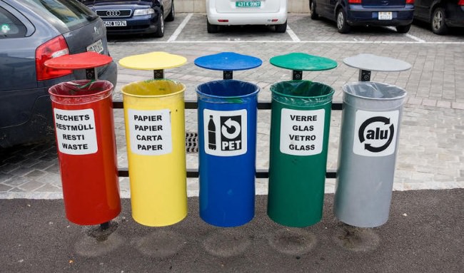 Los basureros públicos de Suiza tienen incorporado el sistema de clasificación.