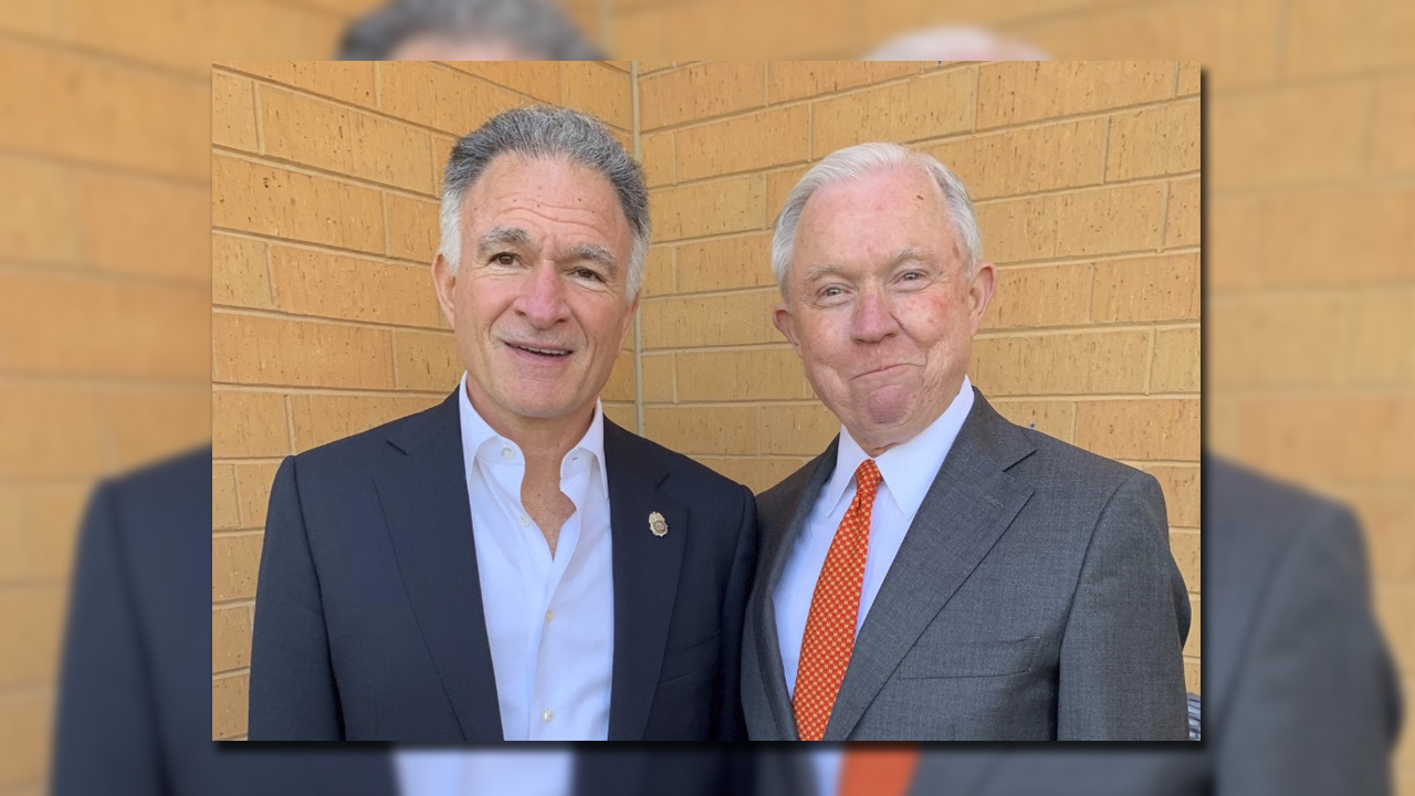 Dionisio Gutiérrez se reúne con el ex fiscal Jeff Sessions en la ciudad de Washington